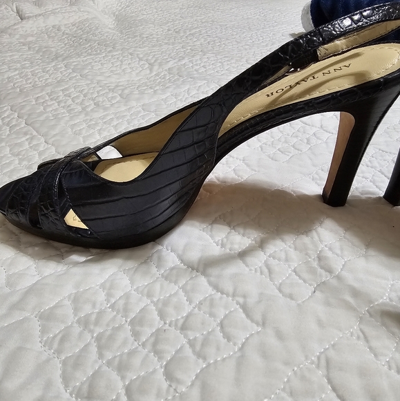 Ann Taylor navy blue 3 1/2" heels - Picture 2 of 4